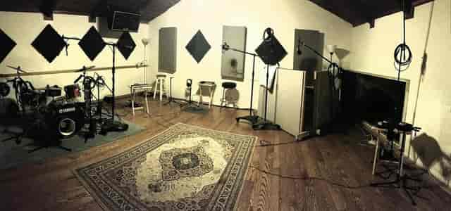 Mastering Suite at Skyline Entertainment: cozy recording studio for events and workshops.