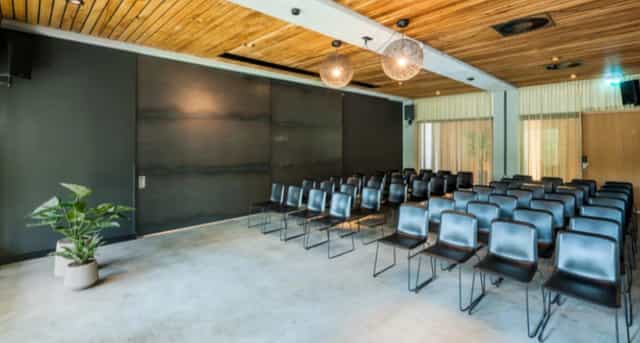 Modern meeting space in Hotel Arena with sleek chairs, ideal for workshops and presentations.