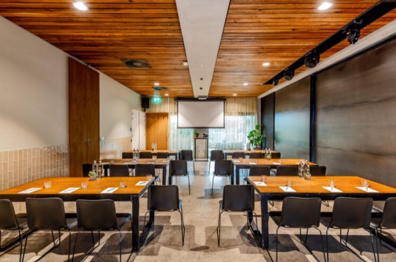 Modern meeting room with wooden accents for corporate events at Hotel Arena.