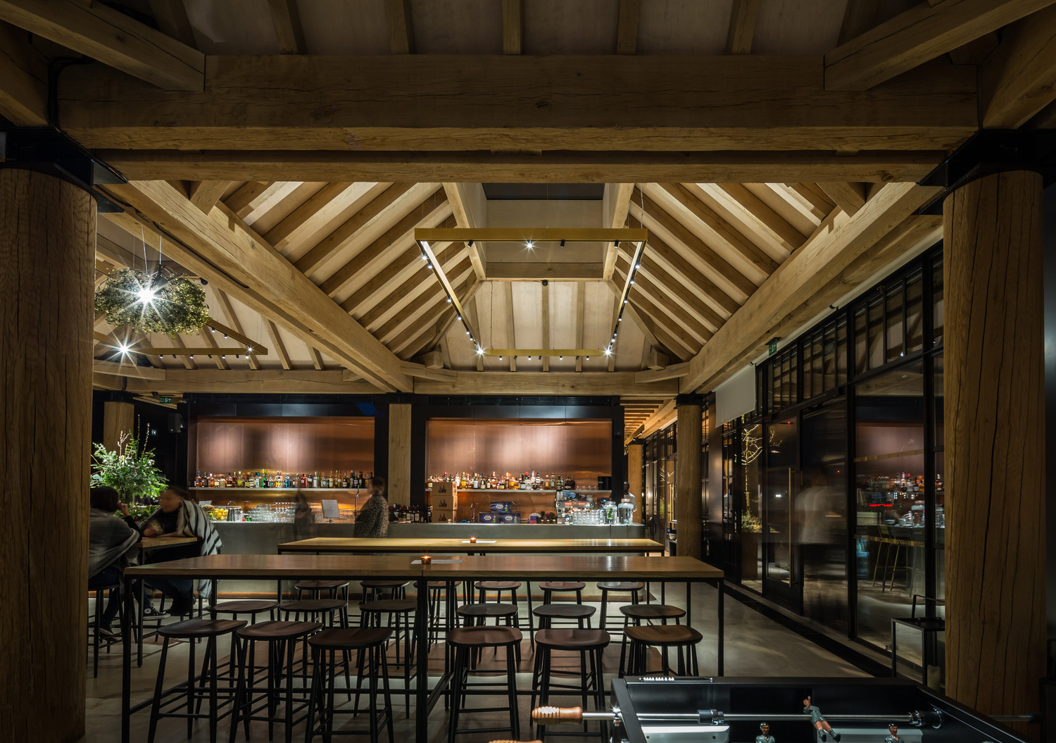 Modern venue with wooden beams, ideal for meetings and receptions. - Banner