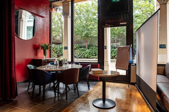 Regent Parlour at Smith's Bar & Grill: stylish meeting space for intimate gatherings.