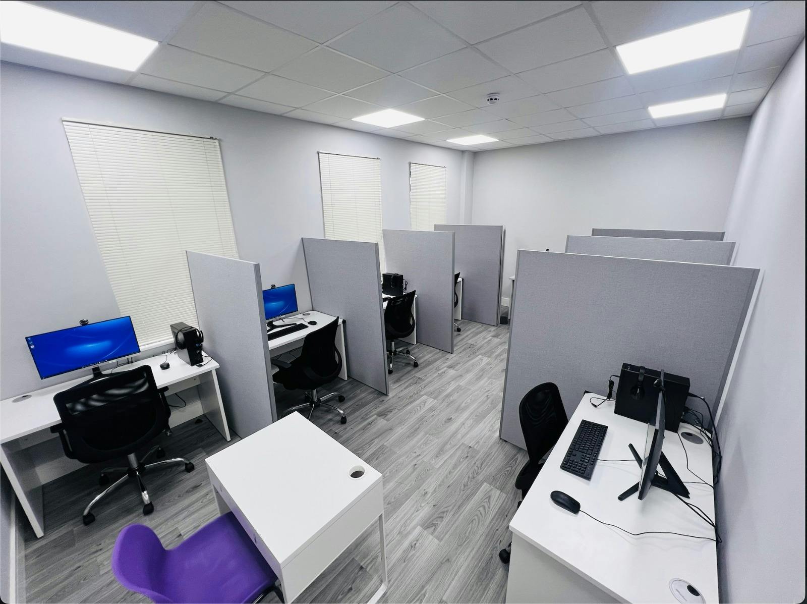 Modern meeting room with flexible workstations for hybrid events and discussions.