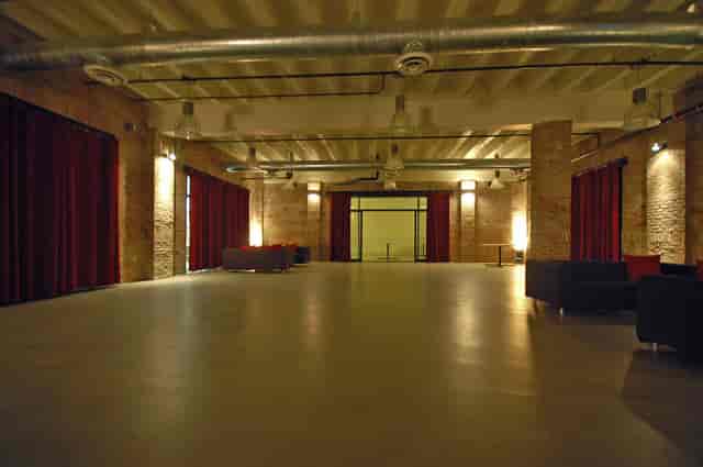 Spacious industrial venue with high ceilings for versatile events and receptions.