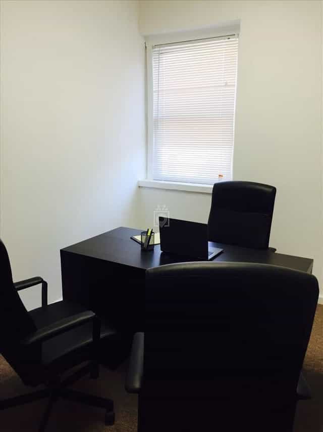 Minimalist meeting room in Lackawanna Offices, ideal for small consultations and brainstorming.
