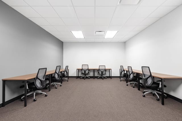 Versatile meeting room with ergonomic chairs for workshops and brainstorming sessions.