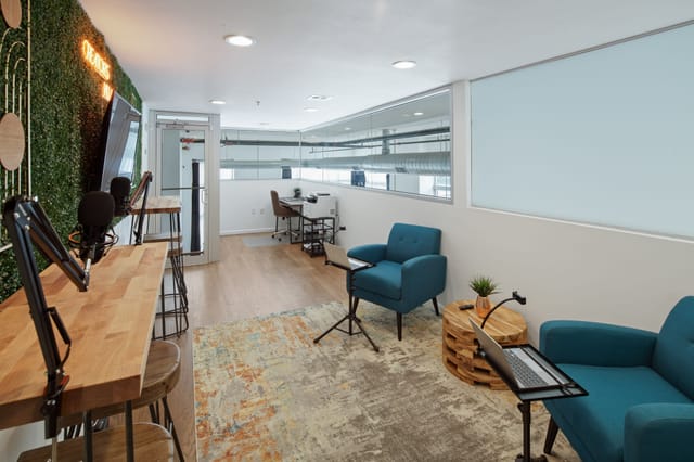 Modern meeting space in Creator's Village Newark, ideal for collaboration and creativity.