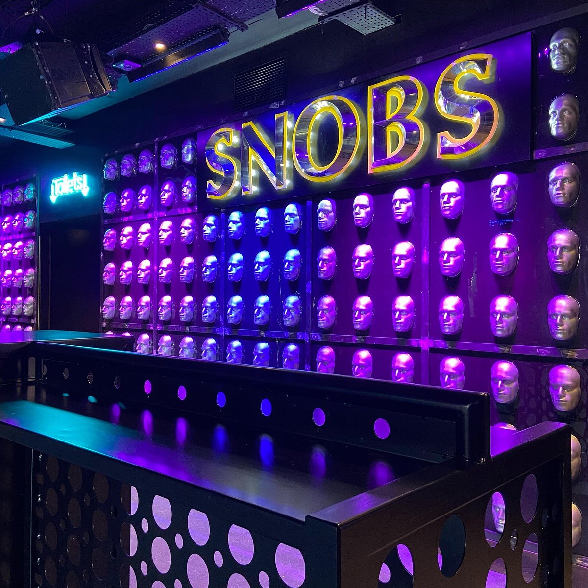 Vibrant Snobs Room with illuminated heads, perfect for trendy events and gatherings.