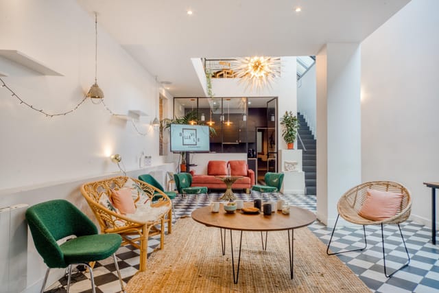 Stylish meeting space with natural light, ideal for workshops and intimate gatherings.