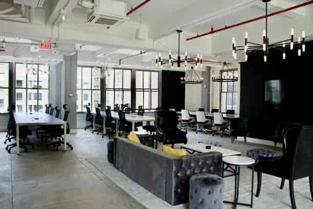 Modern meeting space with natural light for corporate events and workshops.