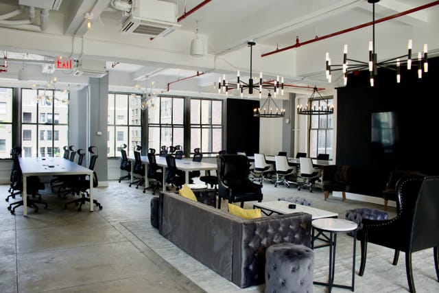 Modern meeting space with natural light for corporate events and workshops.