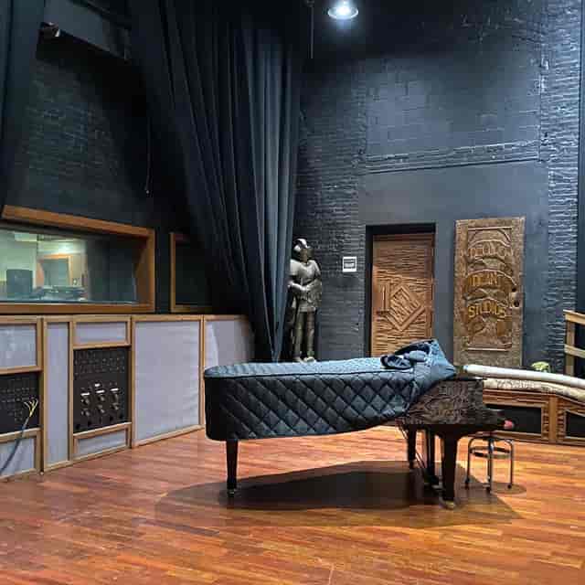 Event space with grand piano, soundproofing for music events and creative gatherings.