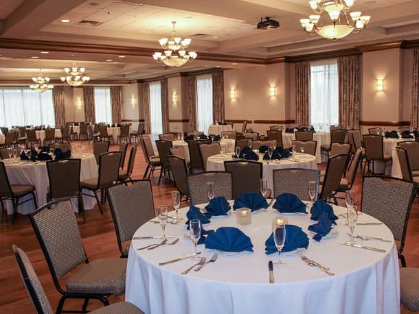 Elegant banquet hall with round tables, perfect for weddings and corporate events.