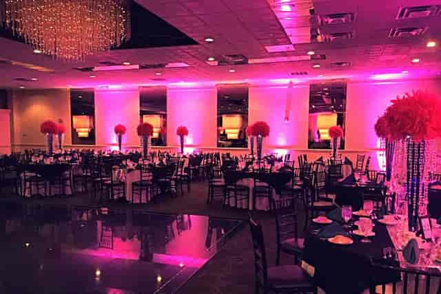 Elegant event space with black and white decor, ideal for galas and formal gatherings.