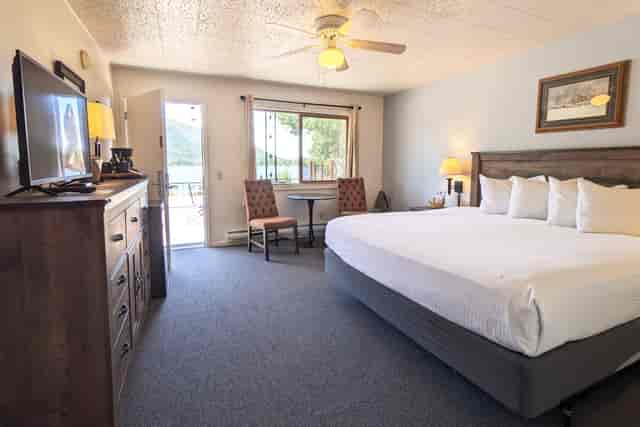 Riviera Room hotel suite with natural light, ideal for retreats and events.