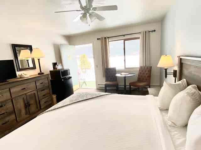 Cozy hotel room with natural light for retreats and meetings. Ideal for team-building activities.