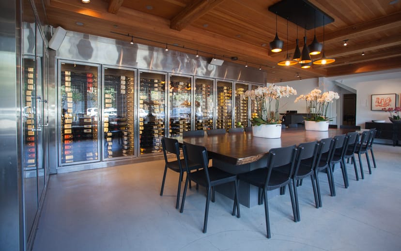 Modern meeting space with sleek table, ideal for corporate gatherings and events.