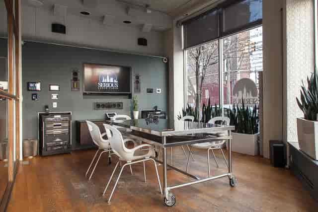 Modern meeting room with sleek table, ideal for workshops and presentations.