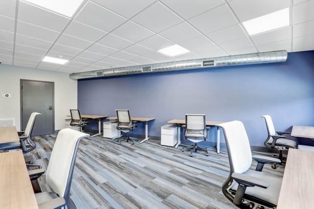 Modern meeting room with ergonomic chairs, perfect for workshops and team brainstorming.