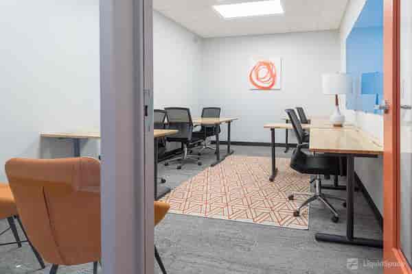 Modern meeting room with flexible seating in San Jose for collaborative events.
