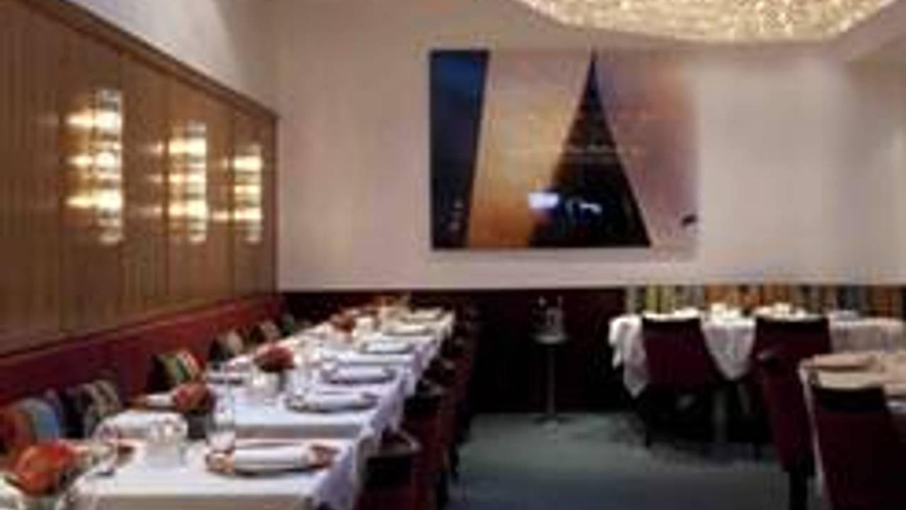 Elegant dining space on Madison Avenue, perfect for corporate dinners and private events.
