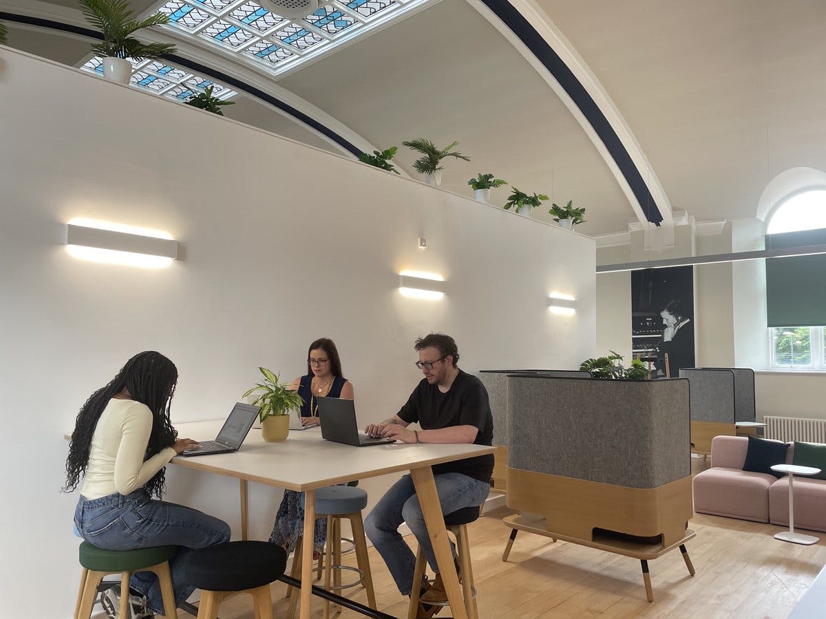 Modern co-working meeting room with natural light, ideal for collaboration and productivity.