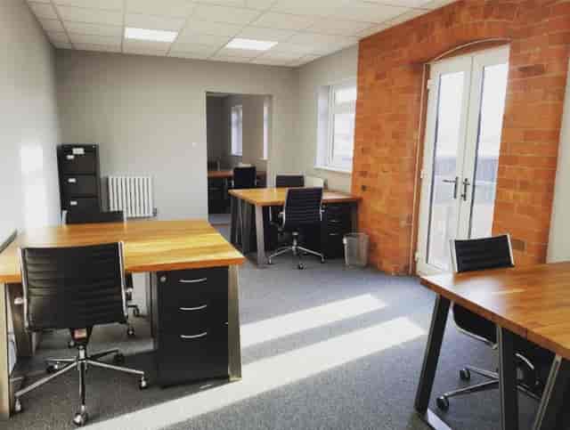 Modern coworking space with natural light, ideal for meetings and collaboration.