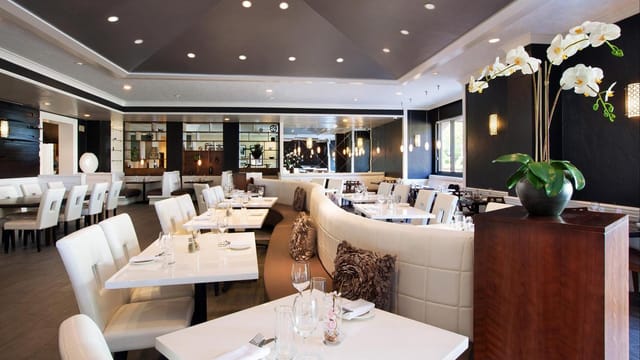 Modern meeting space at Four Points by Sheraton, ideal for upscale events and networking.