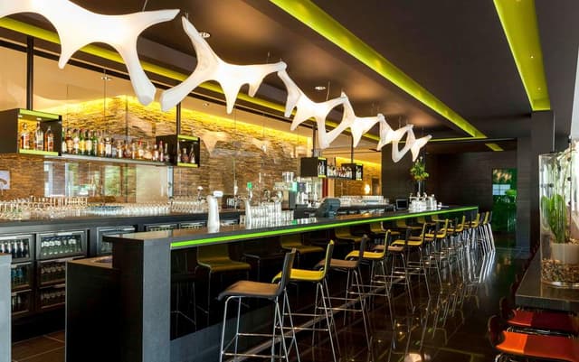Bar & Lounge
