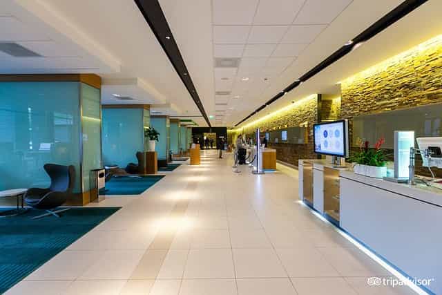 Modern Bar & Lounge in Novotel Amsterdam City, ideal for meetings and events.