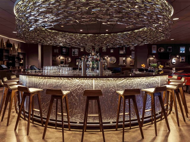 Stylish bar area in Novotel Amsterdam City, perfect for networking events and cocktail receptions.