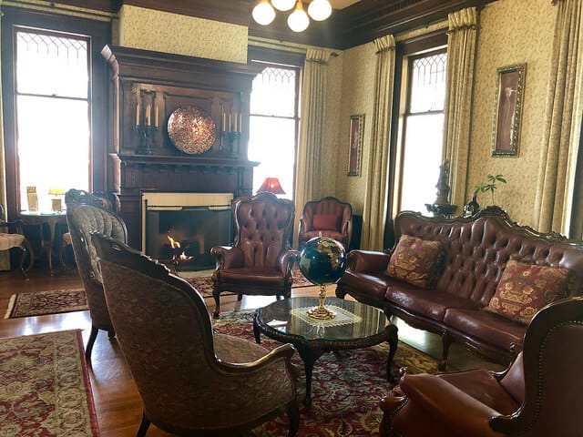 Elegant sitting area with vintage decor for intimate meetings and networking events.