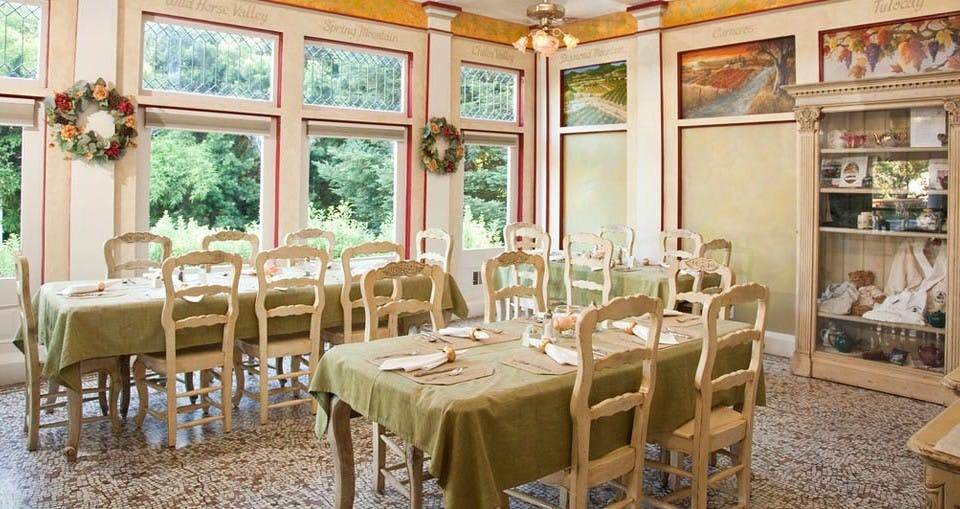 Charming meeting space with natural light, ideal for workshops and gatherings at Churchill Manor.