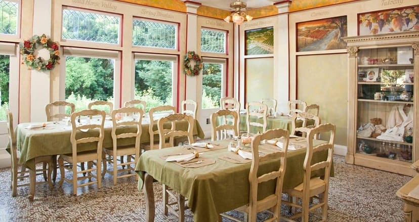 Charming meeting space with natural light, ideal for workshops and gatherings at Churchill Manor.