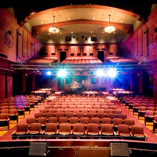 Theater space in PETE BE CENTER with versatile stage, ideal for conferences and performances.
