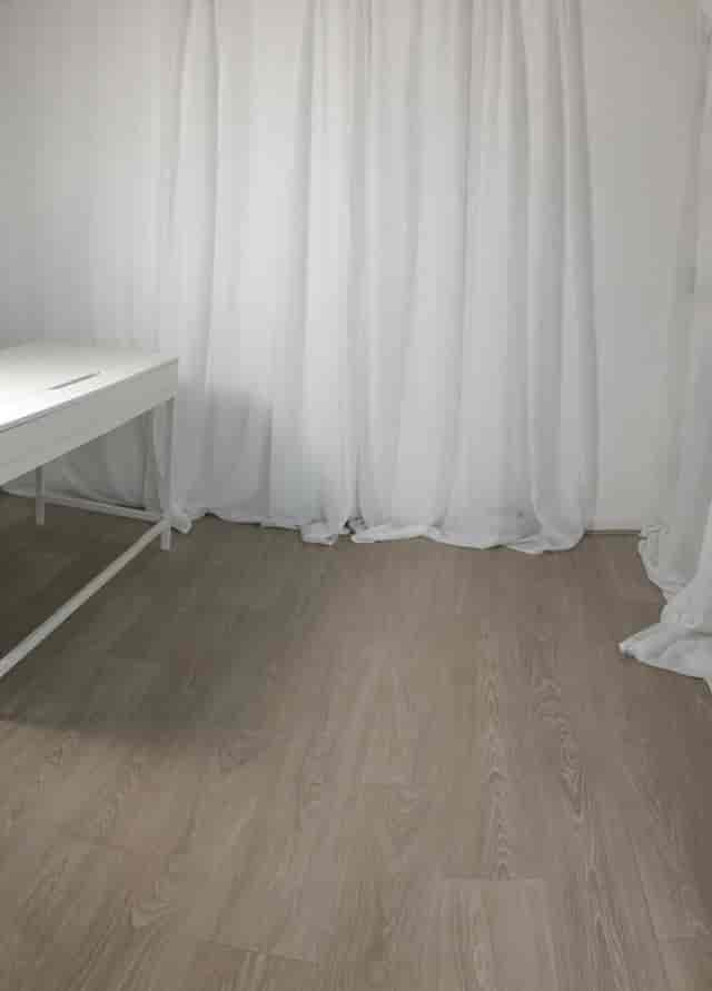 Minimalist event space in Sugar Studio Bristol with white backdrop and wooden flooring.