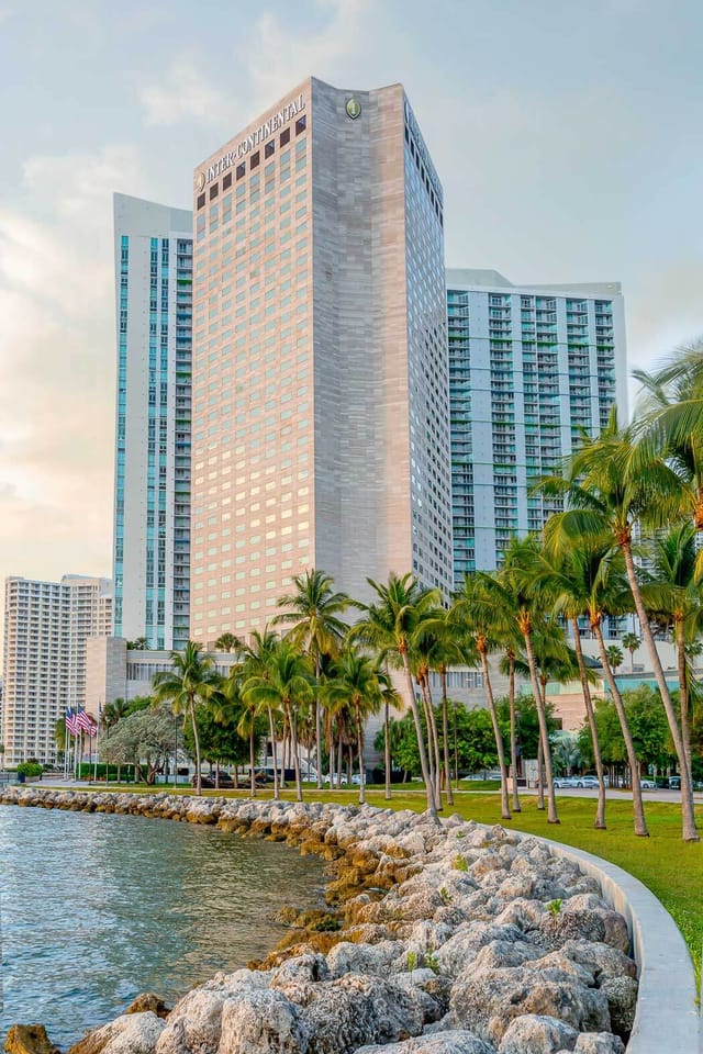 Spacious lawn at InterContinental Miami, ideal for corporate events and social gatherings.