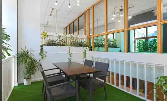Bright meeting room with modern furniture, ideal for brainstorming and gatherings.