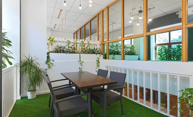 Bright meeting room with modern furniture, ideal for brainstorming and gatherings.