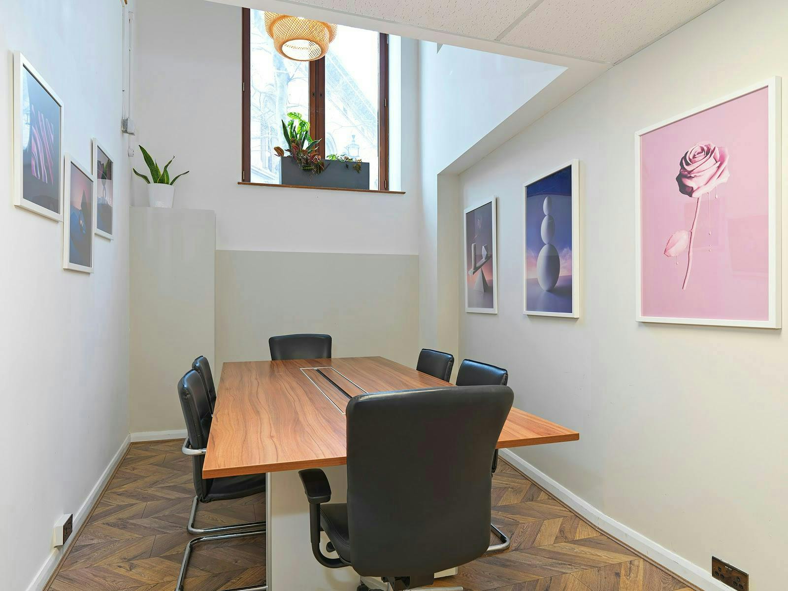 Modern meeting room with wooden table, ideal for team gatherings and presentations.