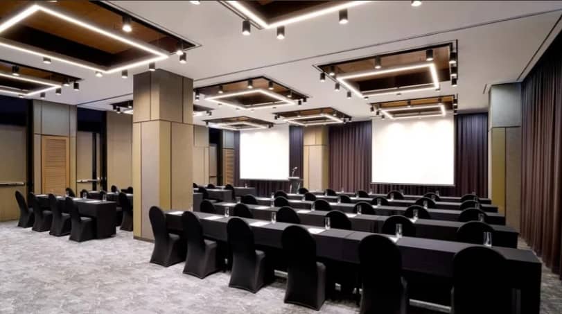Modern conference room at Courtyard Marriott Seoul, ideal for corporate meetings and events.