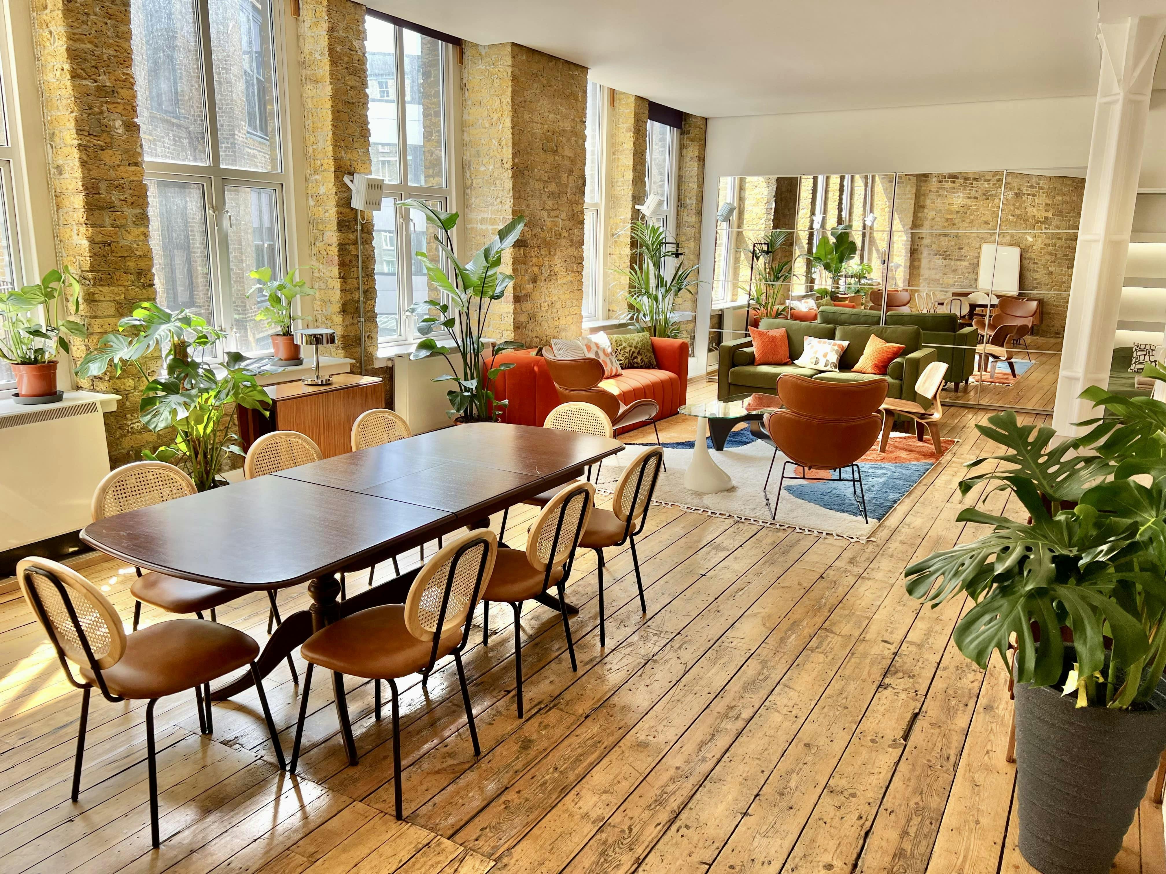 Bright meeting space with wooden table in The Artist's Loft, Shoreditch for events.