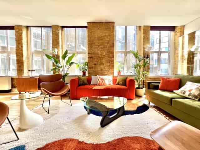 Stylish Breakout space in Shoreditch with vibrant seating for creative meetings.