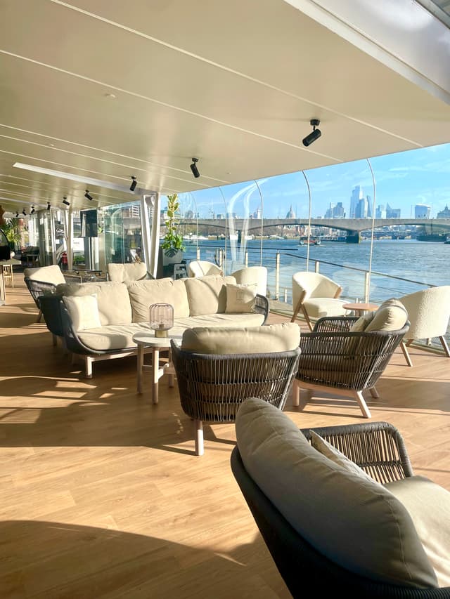 Clipper Lounge Embankment