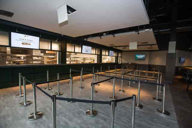 Spacious Clubhouse Bar & Kitchen in Twickenham, ideal for events and crowd management.