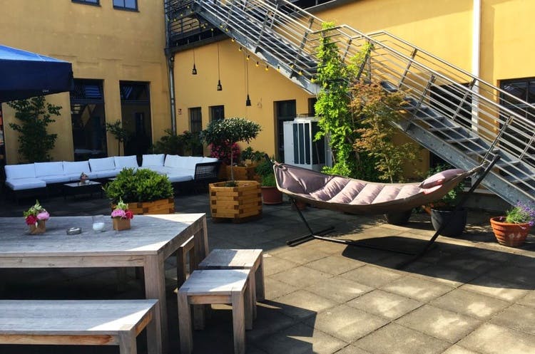 Atelier Rooftop outdoor space with hammock for casual meetings and events in Kulturbrauerei.