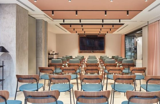 Modern meeting space with chairs, ideal for presentations and workshops.