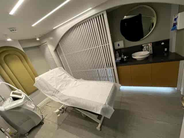 Modern treatment room with adjustable bed for wellness events at One Aesthetics Clinic.