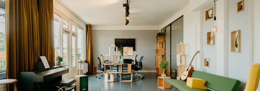 Modern meeting space with central table, ideal for workshops and brainstorming sessions.