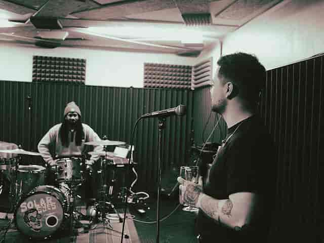 Dynamic rehearsal studio with musicians, ideal for live events and workshops.