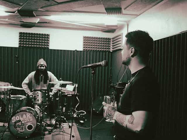 Dynamic rehearsal studio with musicians, ideal for live events and workshops.